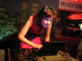 Manou DJs, 2004 11 18, image 44 of 54.