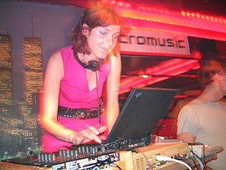 Manou DJs, 2004 11 18, image 46 of 54.