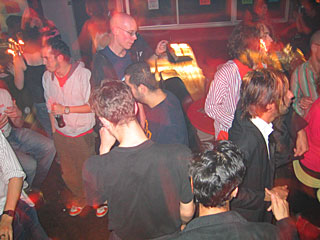 The crowd enjoys, 2004 11 18, image 48 of 54.